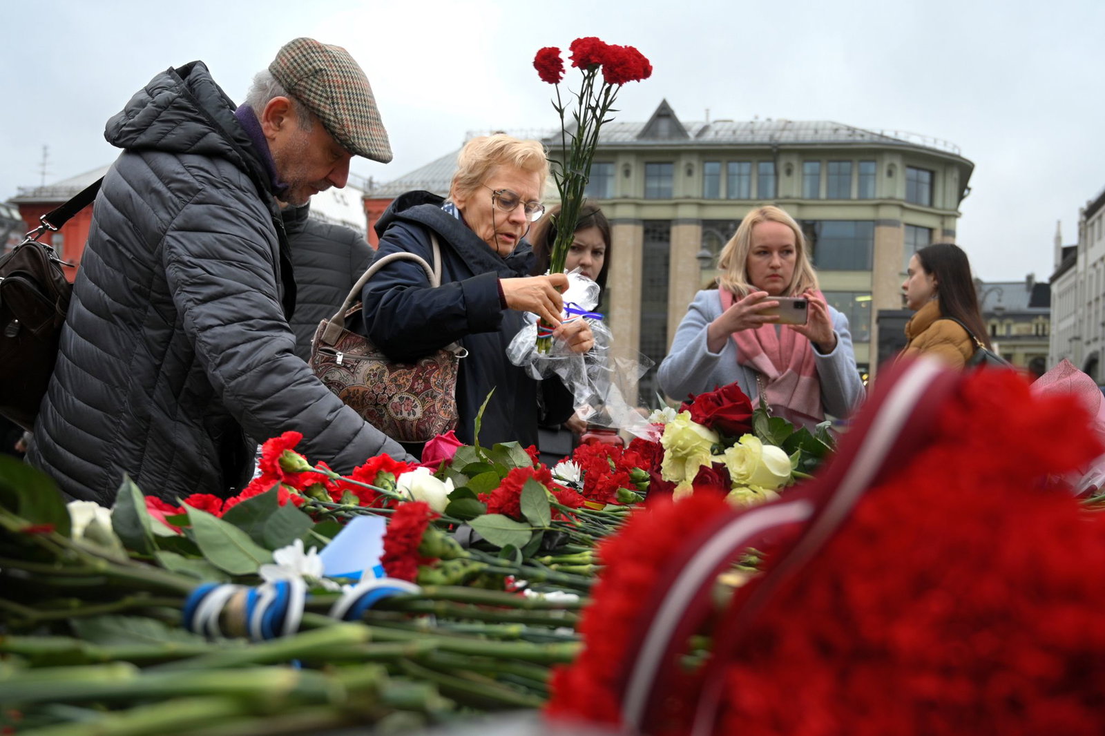 Jedes Jahr gedenken Menschen am Solowezki-Stein in Moskau der Opfer von politischer Verfolgung. (Archivbild)