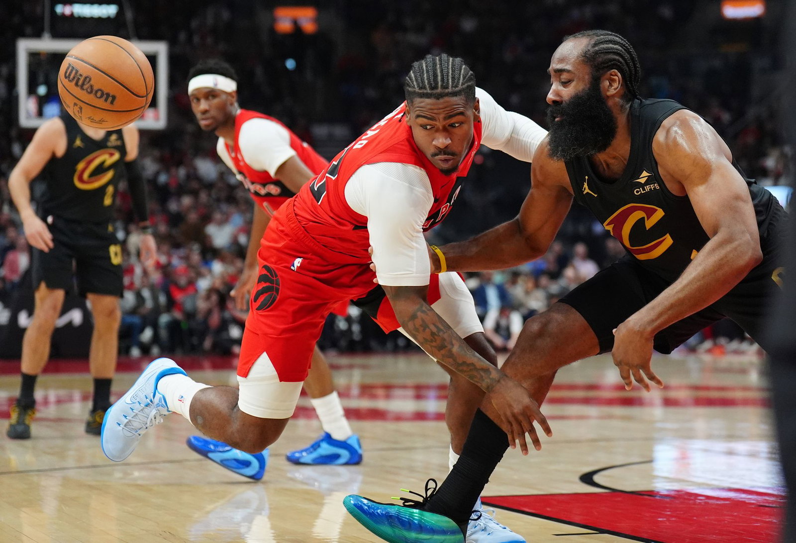 James Harden (r) gehörte zu Clevelands erfolgreichsten Punktesammlern.