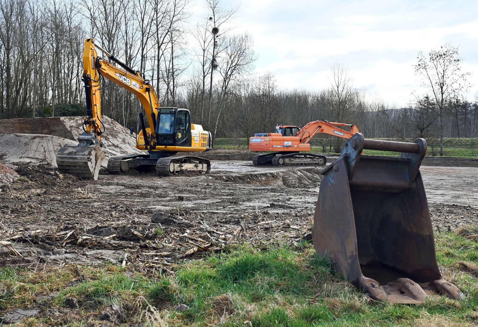 Die Region kämpft seit Bekanntwerden des Skandals mit den Folgen. So musste etwa PFC-verseuchter Boden abgetragen werden. (Archivbild)