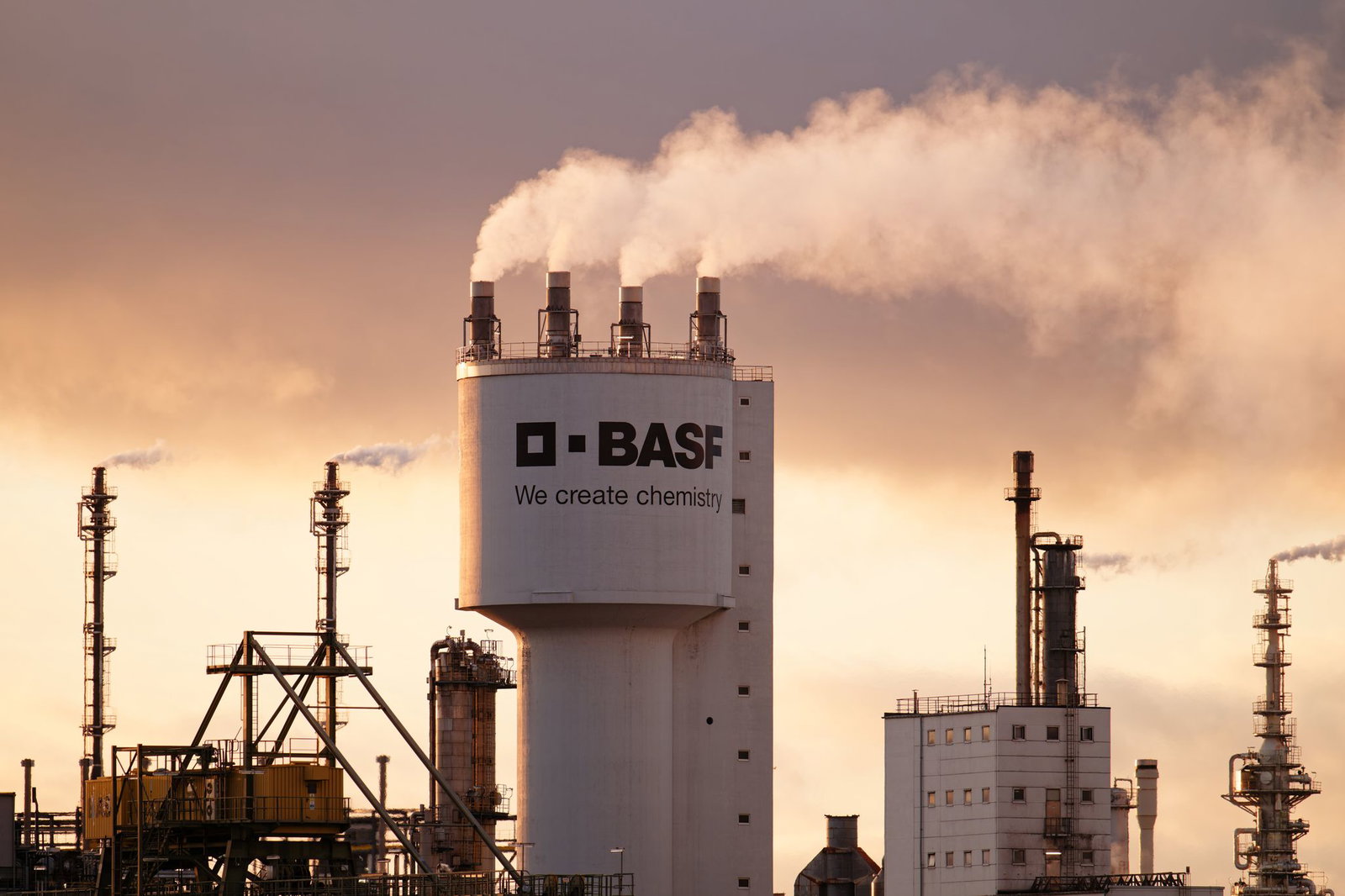 Der BASF-Standort Ludwigshafen soll wettbewerbsfähiger werden. (Archivbild)