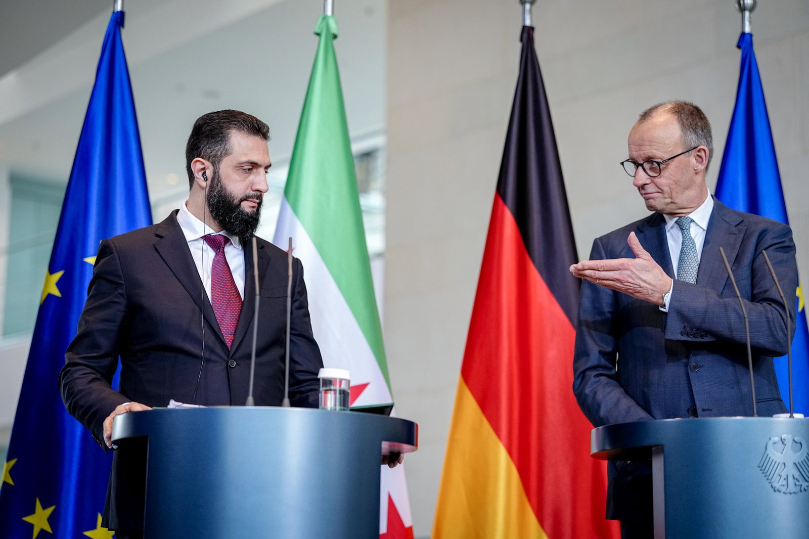 Wer hat die Zielmarke ausgegeben, dass 80 Prozent der Syrer in ihre Heimat zurückkehren sollen? Der Kanzler verweist auf den syrischen Übergangspräsidenten. 