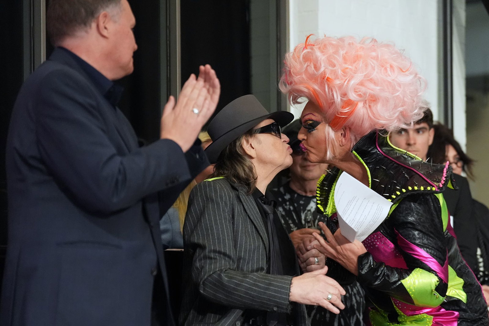Hamburgs Kultursenator Carsten Brosda und Dragqueen Olivia Jones würdigten den Panikrocker. 