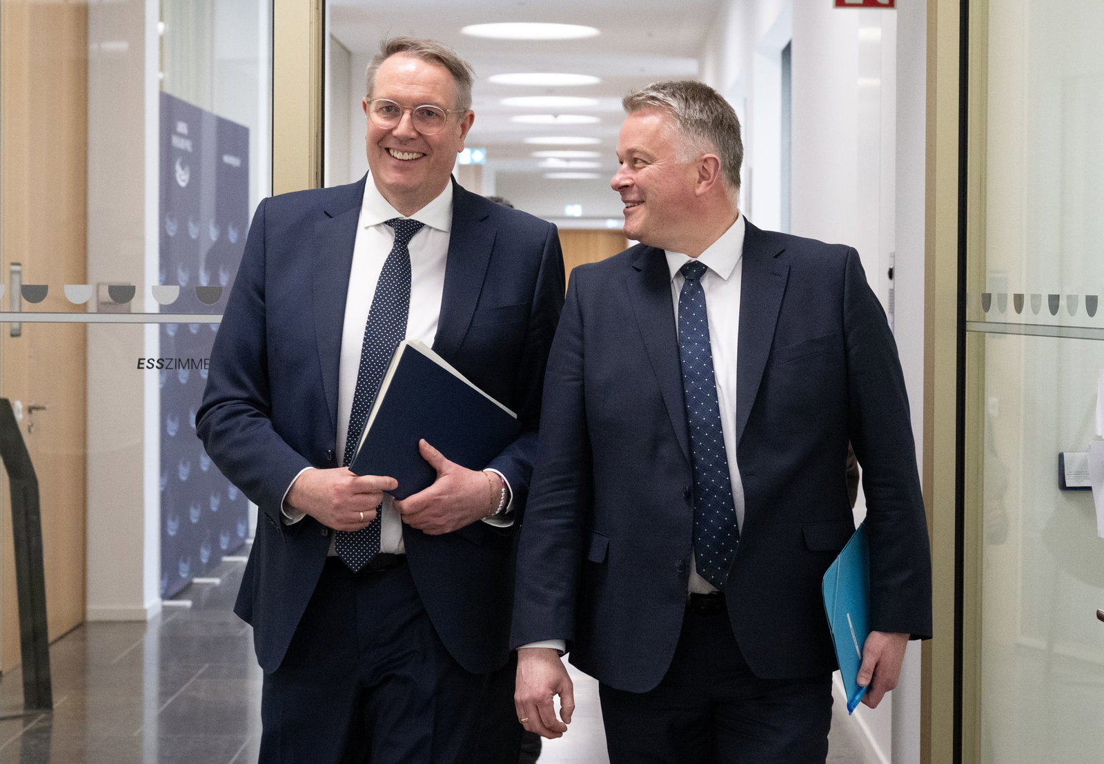 Gordon Schnieder (CDU, rechts) und Alexander Schweitzer (SPD) haben sich auf einen rund 100-seitigen Koalitionsvertrag verständigt. 