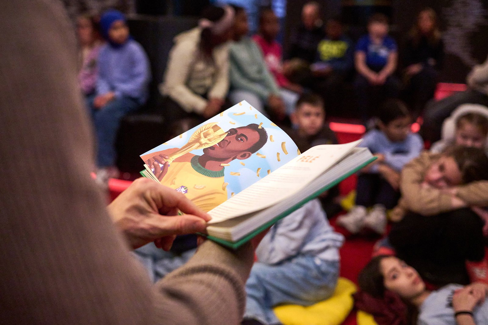 Vorlesen ist für Kinder wichtig. (Symbolbild)