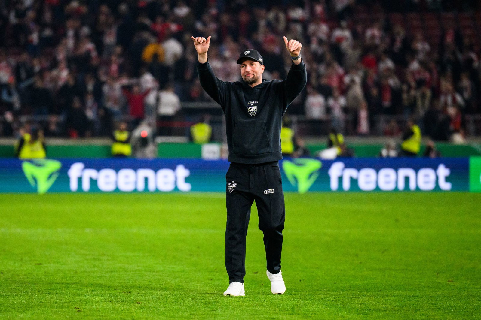 Ein prickelnder Moment: Sebastian Hoeneß genießt die frenetische Stimmung im Stadion.