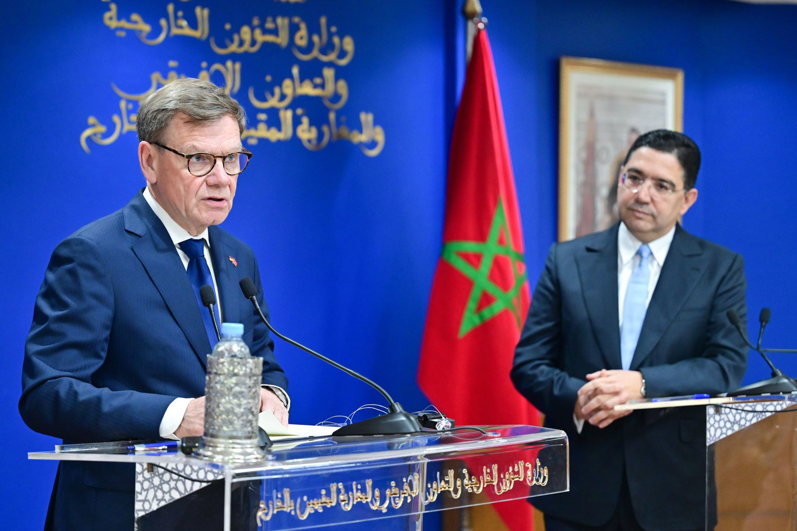 Bei der Pressekonferenz von Außenminister Johann Wadephul (l., CDU) mit seinem marokkanischen Kollegen Nasser Bourita in der Hauptstadt Rabat geht es auch um die Drohung von US-Präsident Donald Trump mit einem Abzug der US-Truppen aus Deutschland.
