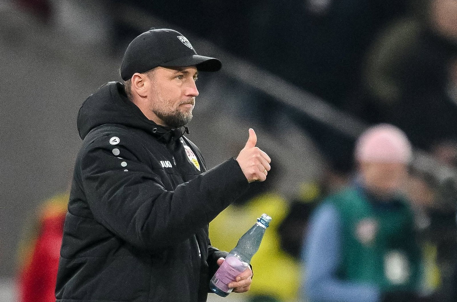 VfB-Coach Sebastian Hoeneß geht zuversichtlich in das Topspiel gegen Borussia Dortmund. 