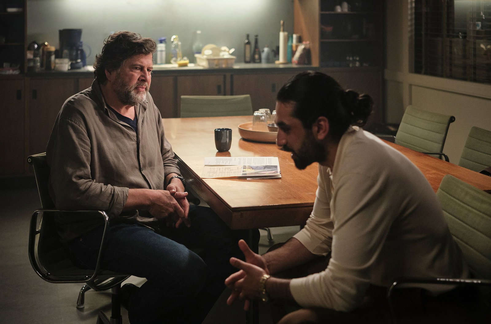 Ramin Taremi (rechtst, Omid Memar) wird in dem neuen «Tatort: Innere Angelegenheiten» verdächtigt. Er ist ein Intensivtäter, der in diesem Fall aber seine Unschuld beteuert.