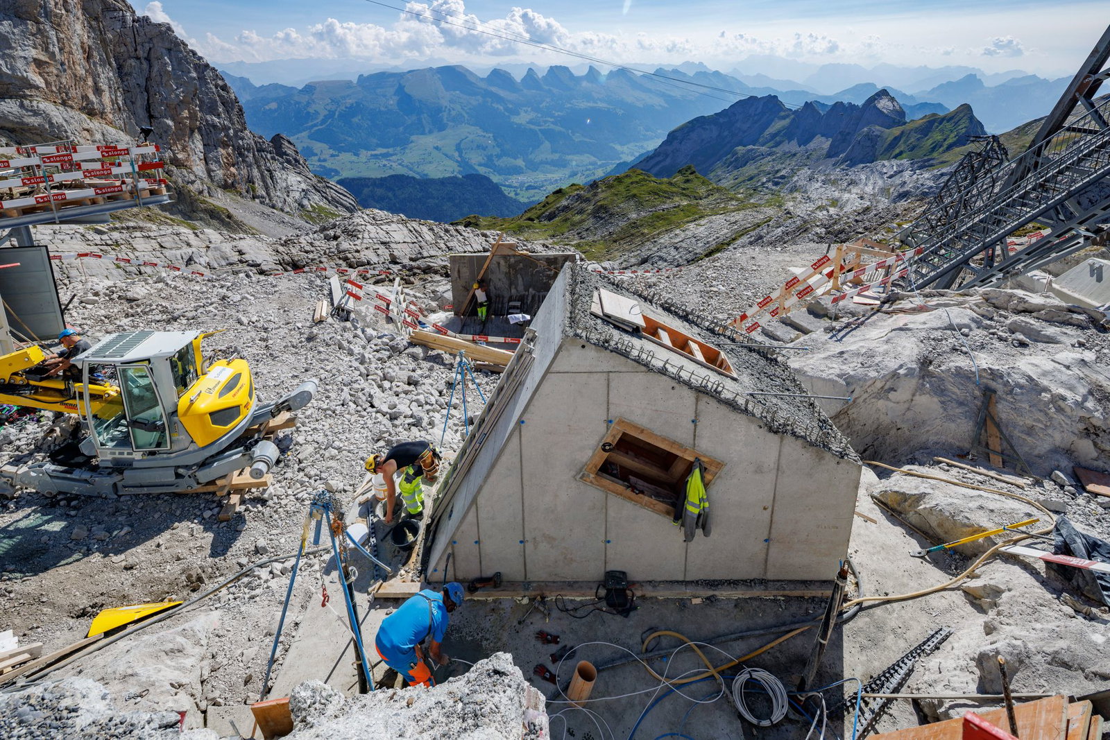 Für die Anlage installiert das Unternehmen Säntis-Schwebebahn unter anderem vier neue Tragseile und erneuert Antrieb und Steuerung. Hier ist das Fundament für eine neue Stütze zu sehen. (Archivbild)