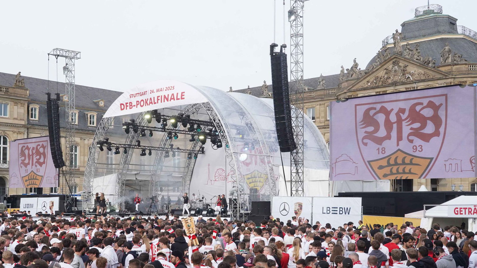 Im vergangenen Jahr hatten 35.000 VfB-Fans den Pokalsieg gegen Arminia Bielefeld auf dem Stuttgarter Schlossplatz verfolgt. (Archivbild)