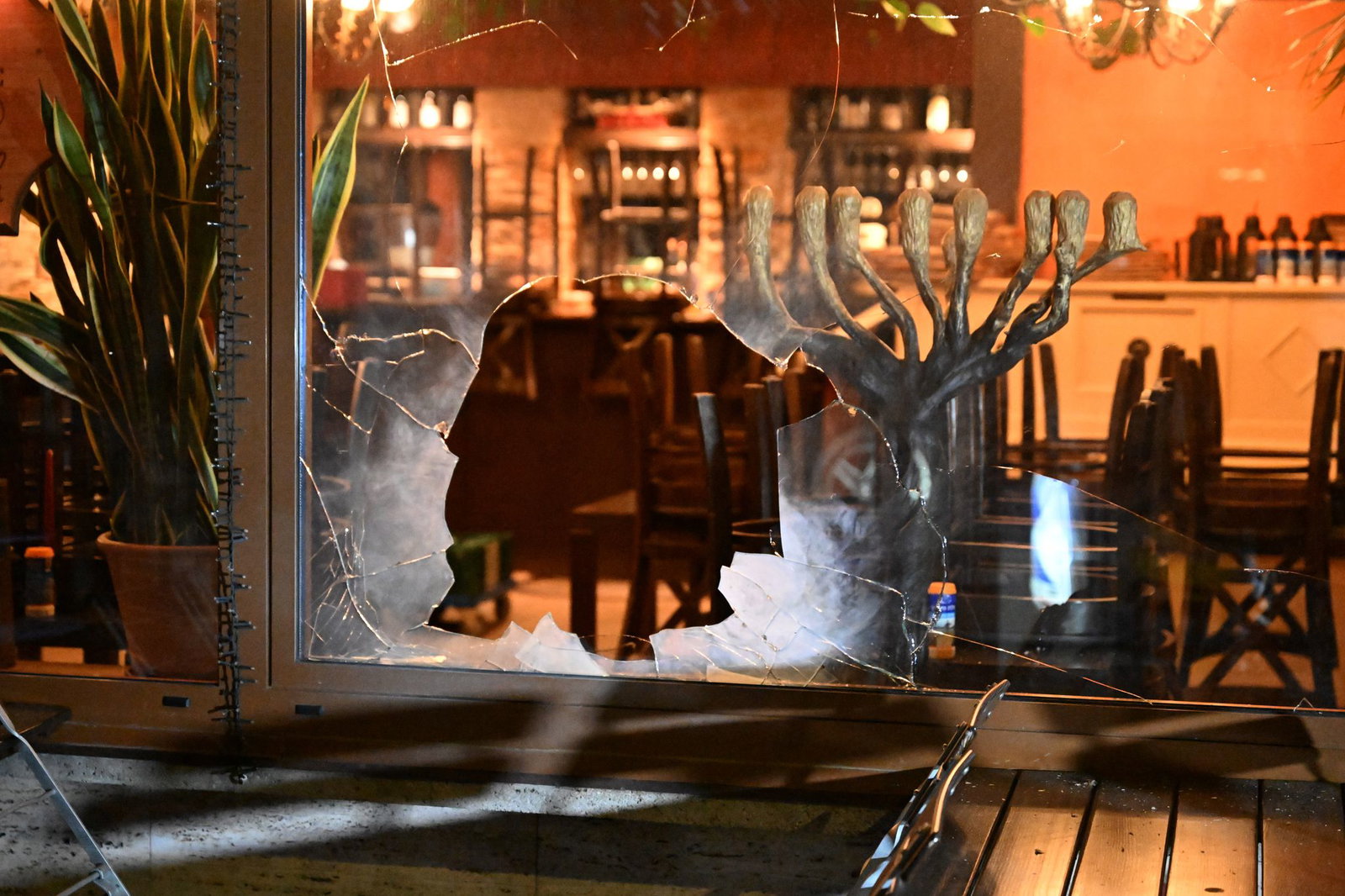 Das Fenster des Lokals wurde beschädigt. 