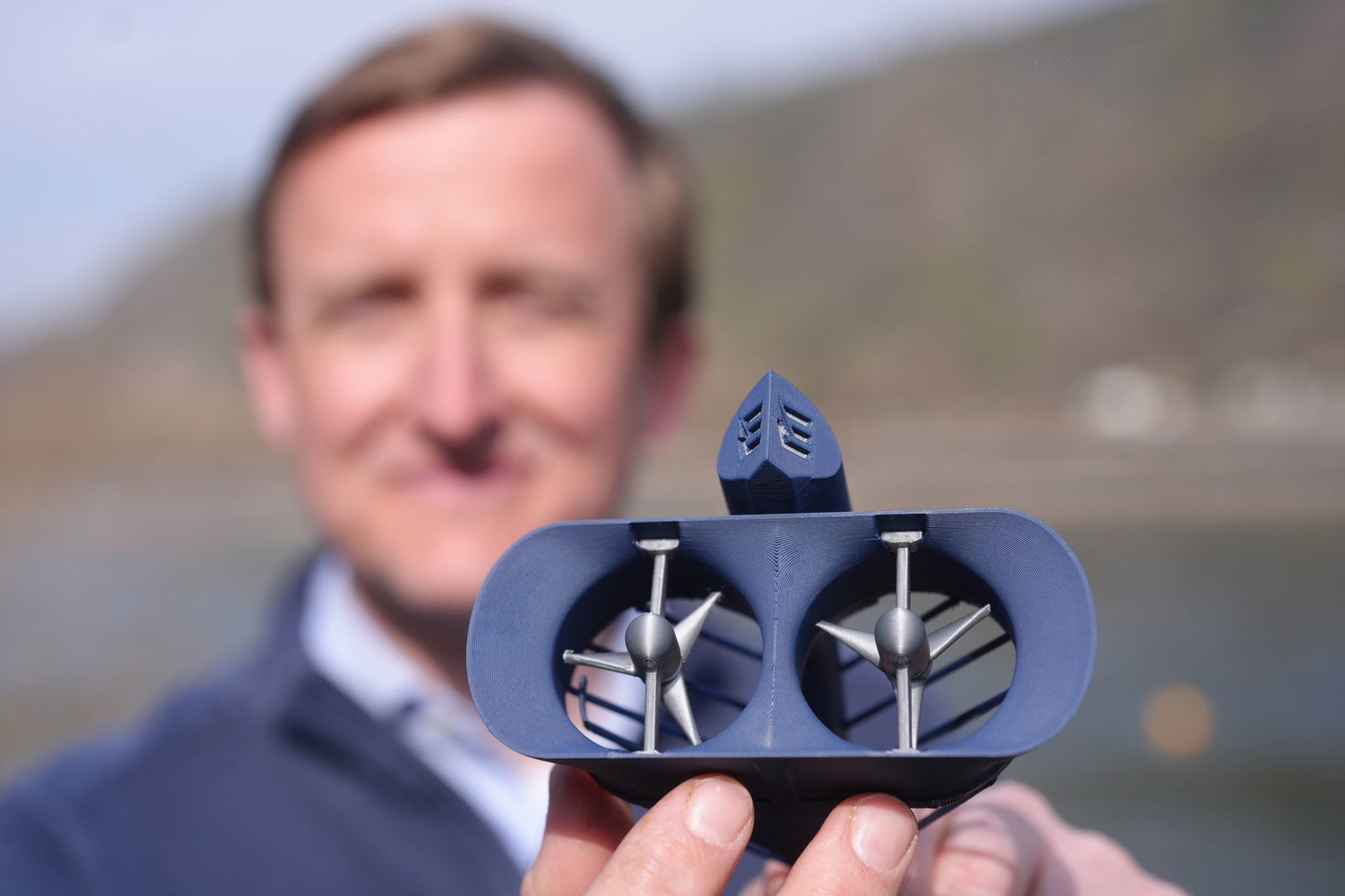 Zwei Turbinen drehen sich durch die Strömung des Flusses. (Archivbild)