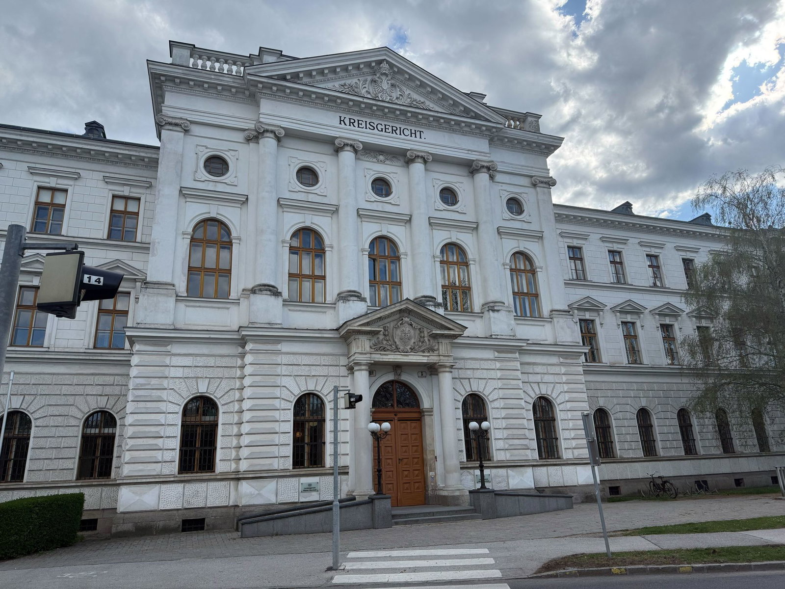 Das Landesgericht Wiener Neustadt ist Schauplatz des Prozesses rund um das mutmaßliche Swift-Attentat.