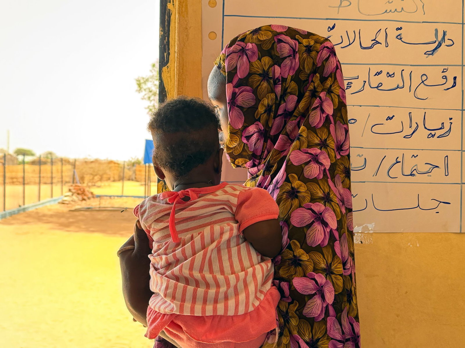 Auch nach der Flucht sind Frauen und Mädchen durch Gewalt gefährde - Wahiba hält ihr Kind auf dem Arm.