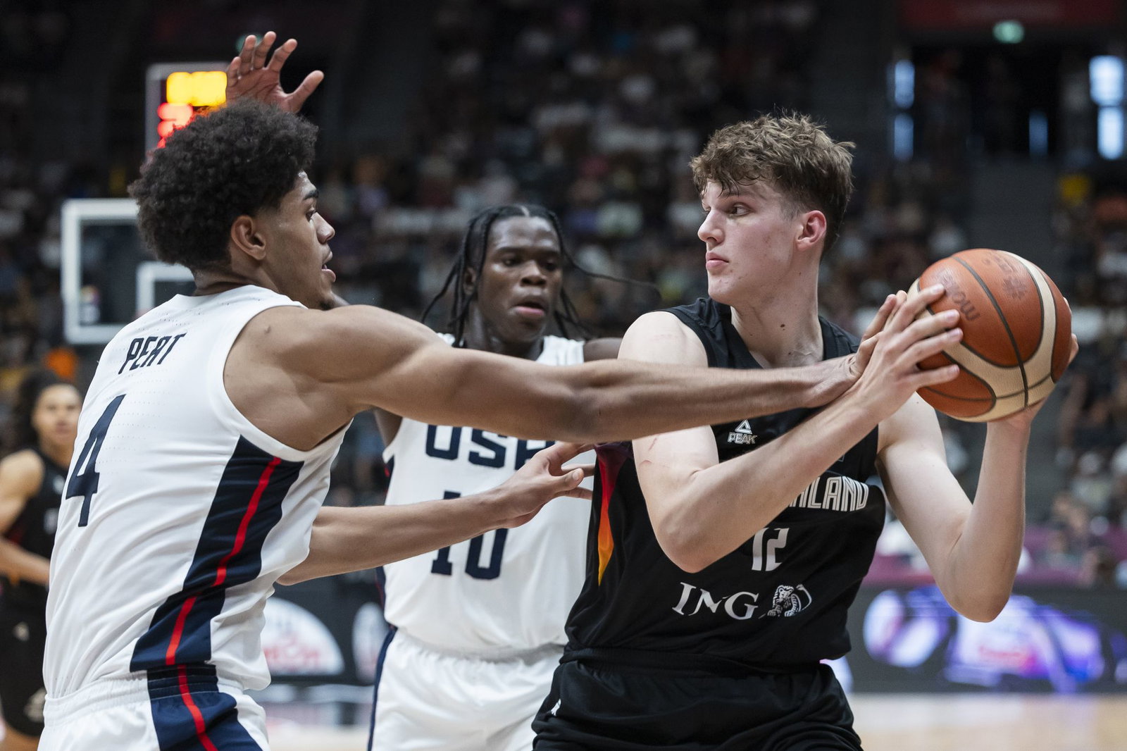 Eric Reibe (rechts) ist einer der deutschen Nachwuchsbasketballer, die an einem College in den USA spielen. (Archivbild)