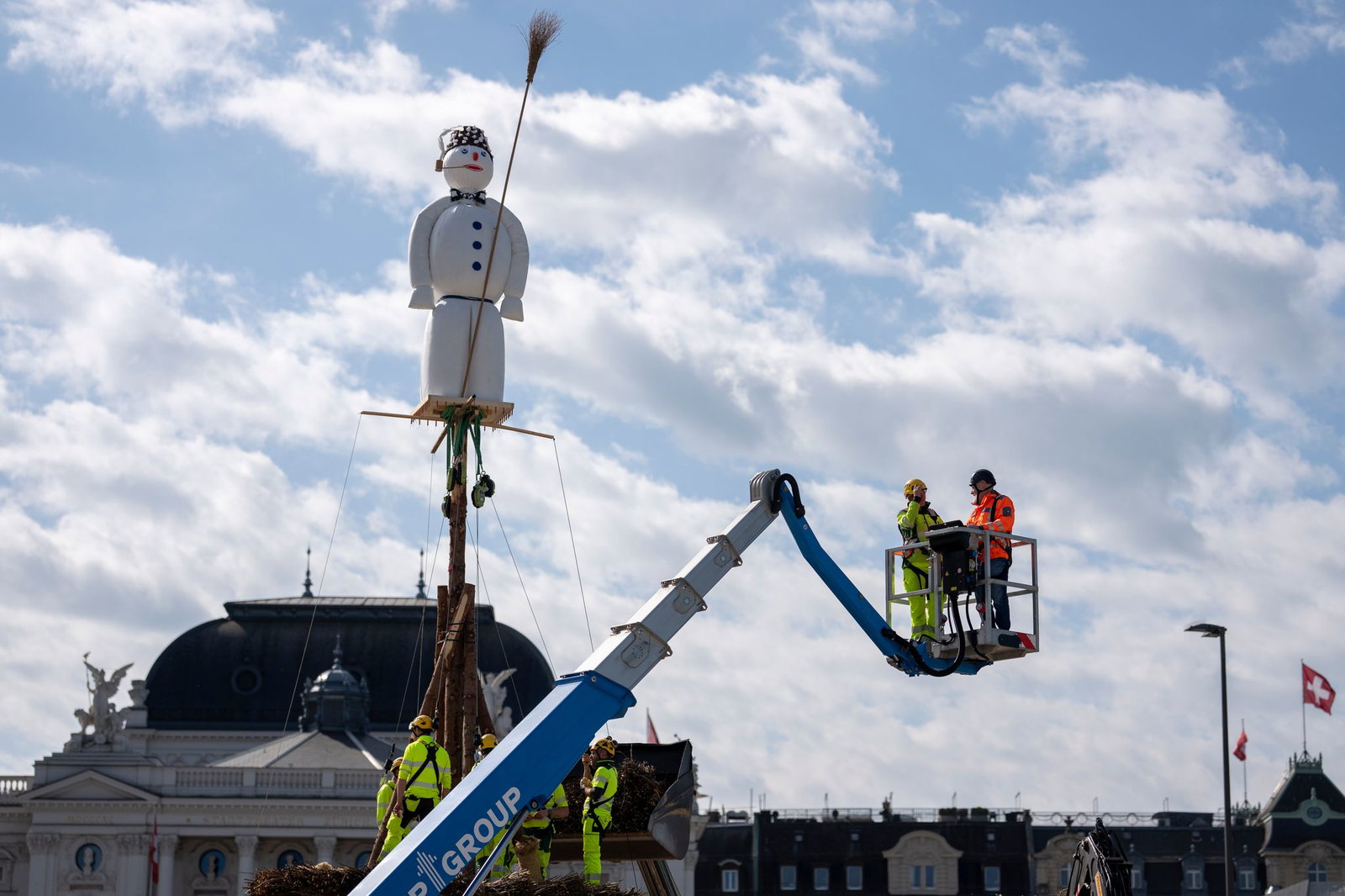 Die Vorbereitungen für die Verbrennung des «Böögs» in Zürich laufen