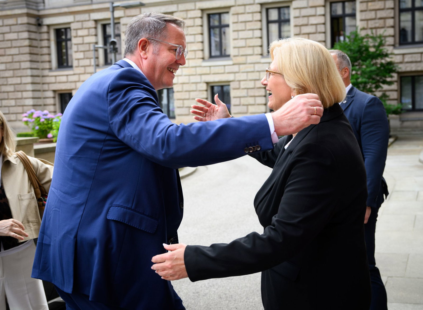 Bei einem Currywurstessen mit Rehlinger (r) gab es für den Veganer Schweitzer (l) einst eine fleischlose Variante. (Archivbild)