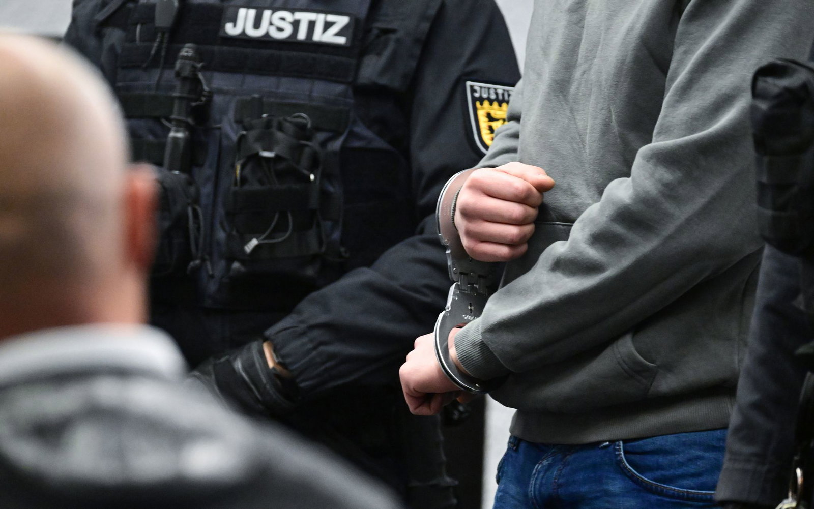 Die Staatsanwaltschaft fordert lebenslange Haft für den jüngeren Bruder - wegen Mordes und illegalen Autorennens mit Todesfolge.(Archiv) 