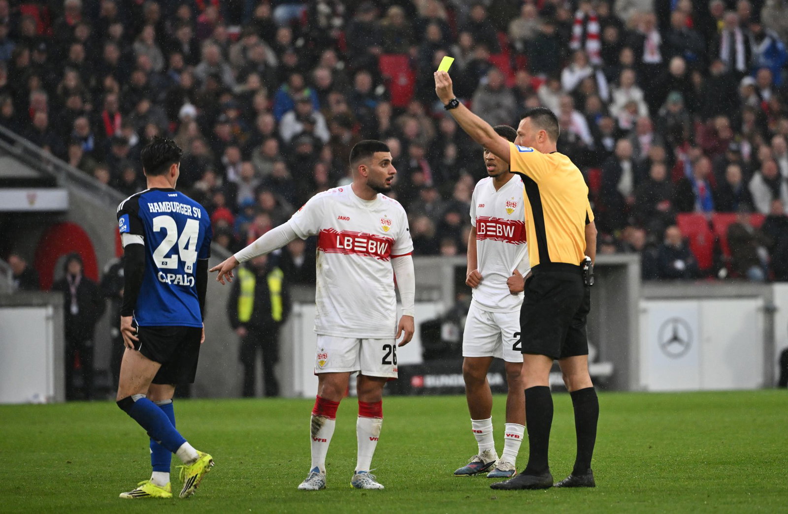 Kassierte eine Gelbsperre: Stuttgarts Deniz Undav (M.).