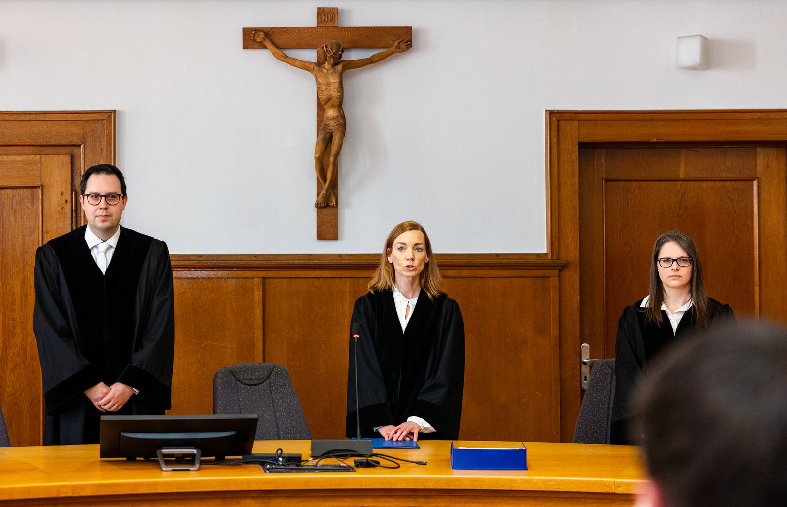 Die Vorsitzende Richtern (M) bei der Urteilsverkündung. 