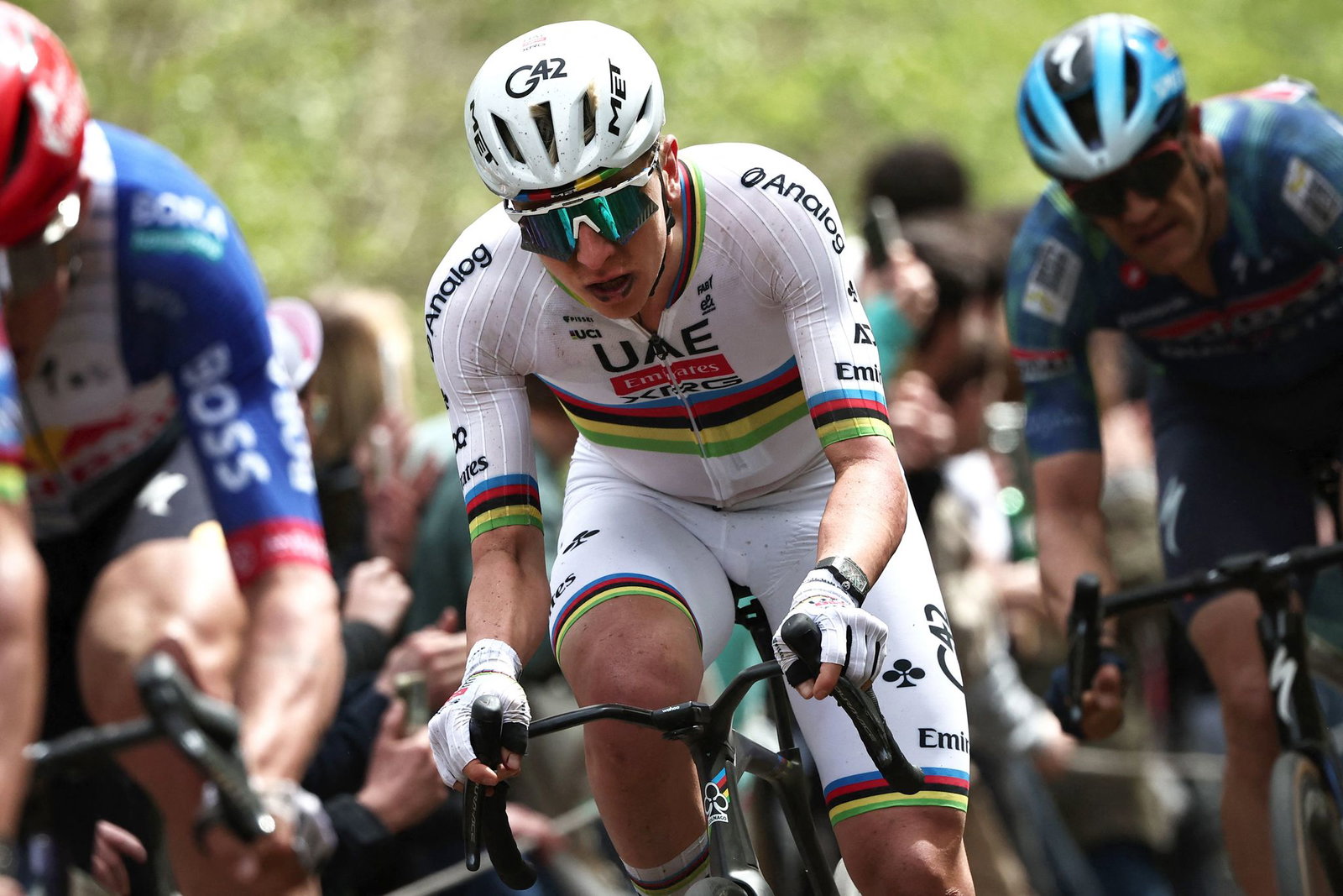 Tadej Pogacar hatte selbst zweimal Defekt.