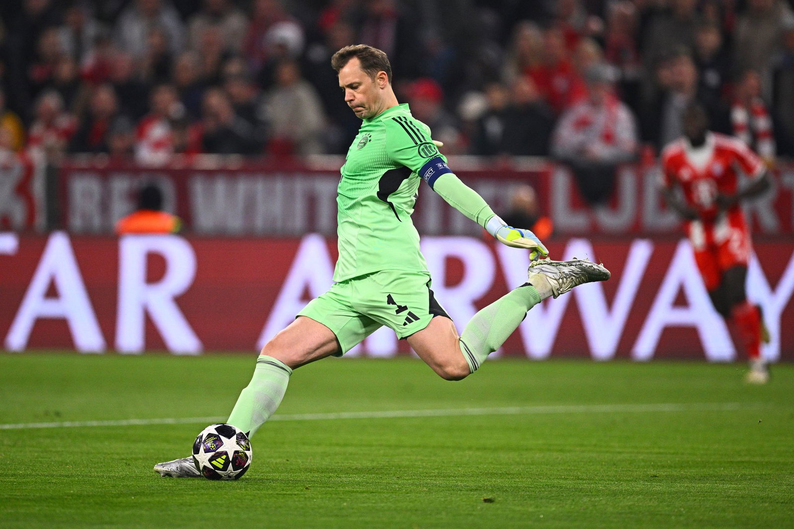 Manuel Neuer unterläuft gegen Real schon nach wenigen Sekunden ein riesiger Fehler.