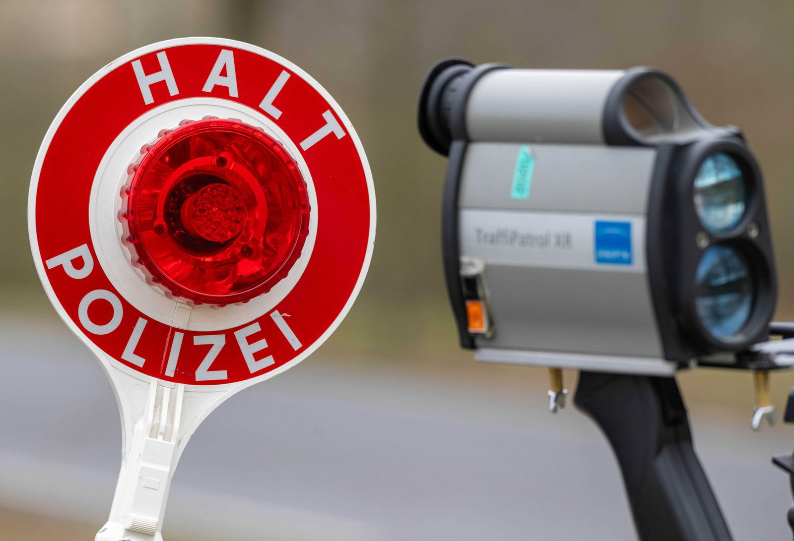 Die Polizei setzt auf verschiedene Techniken bei den Geschwindigkeitskontrollen. (Symbolbild)