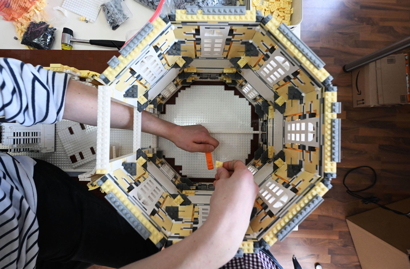 Rund 250.000 Steine dürften am Ende verbaut sein.