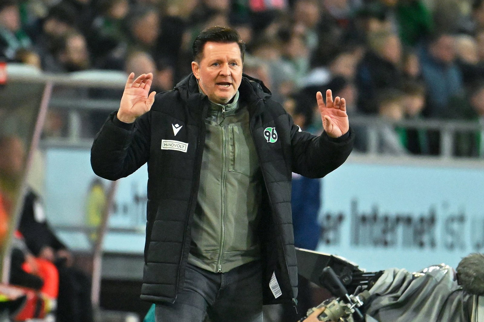 Steht mit Hannover 96 vor einem Topspiel: Trainer Christian Titz. (Archivbild)