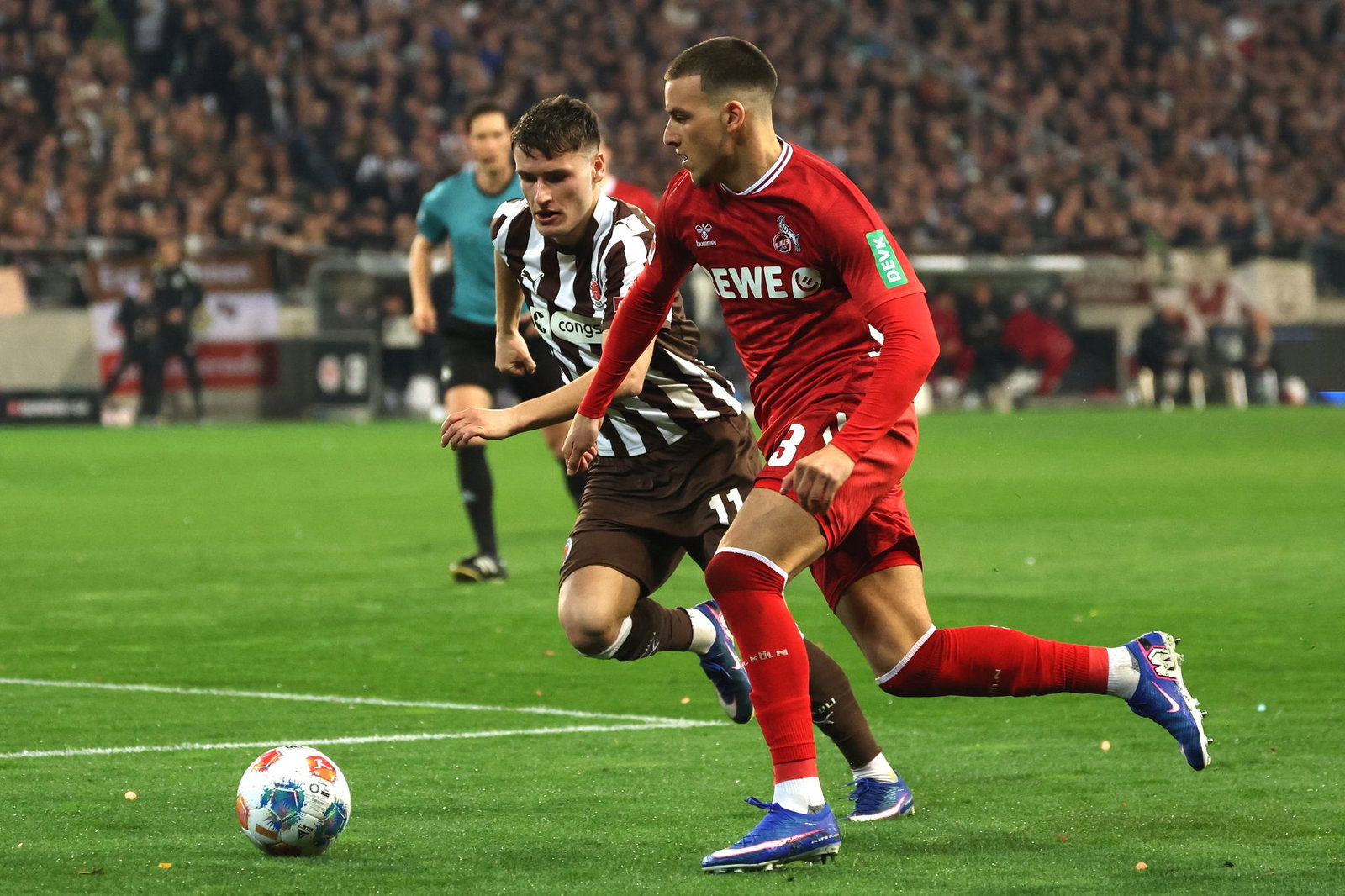 St. Paulis Arkadiusz Pyrka (l) und Kölns Said El Mala kämpfen um den Ball.