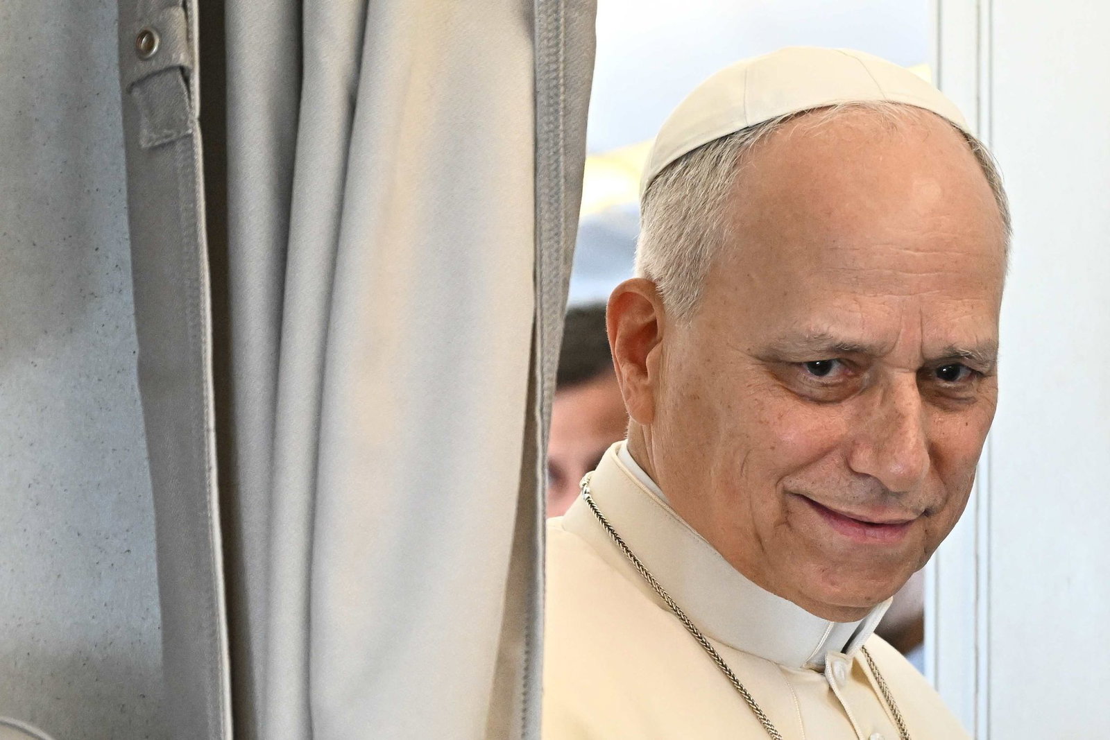 Papst Leo äußert sich im Flugzeug vor Journalisten.
