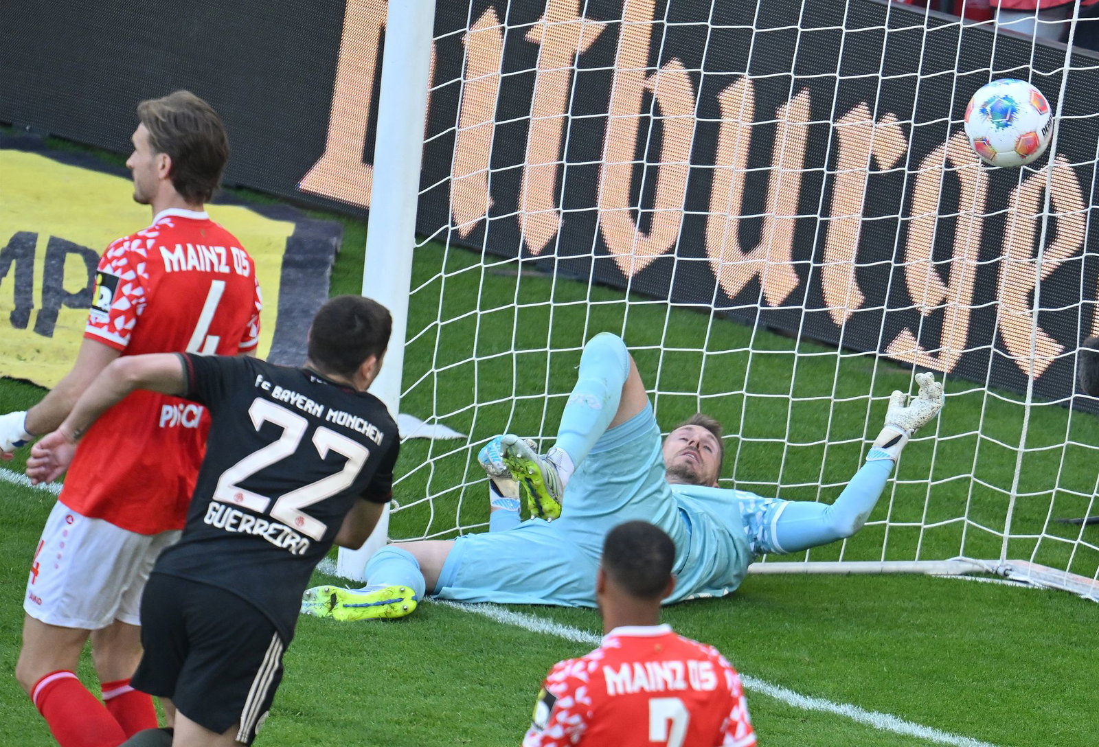 Der FC Bayern hat eine drohende Niederlage in Mainz abgewendet.