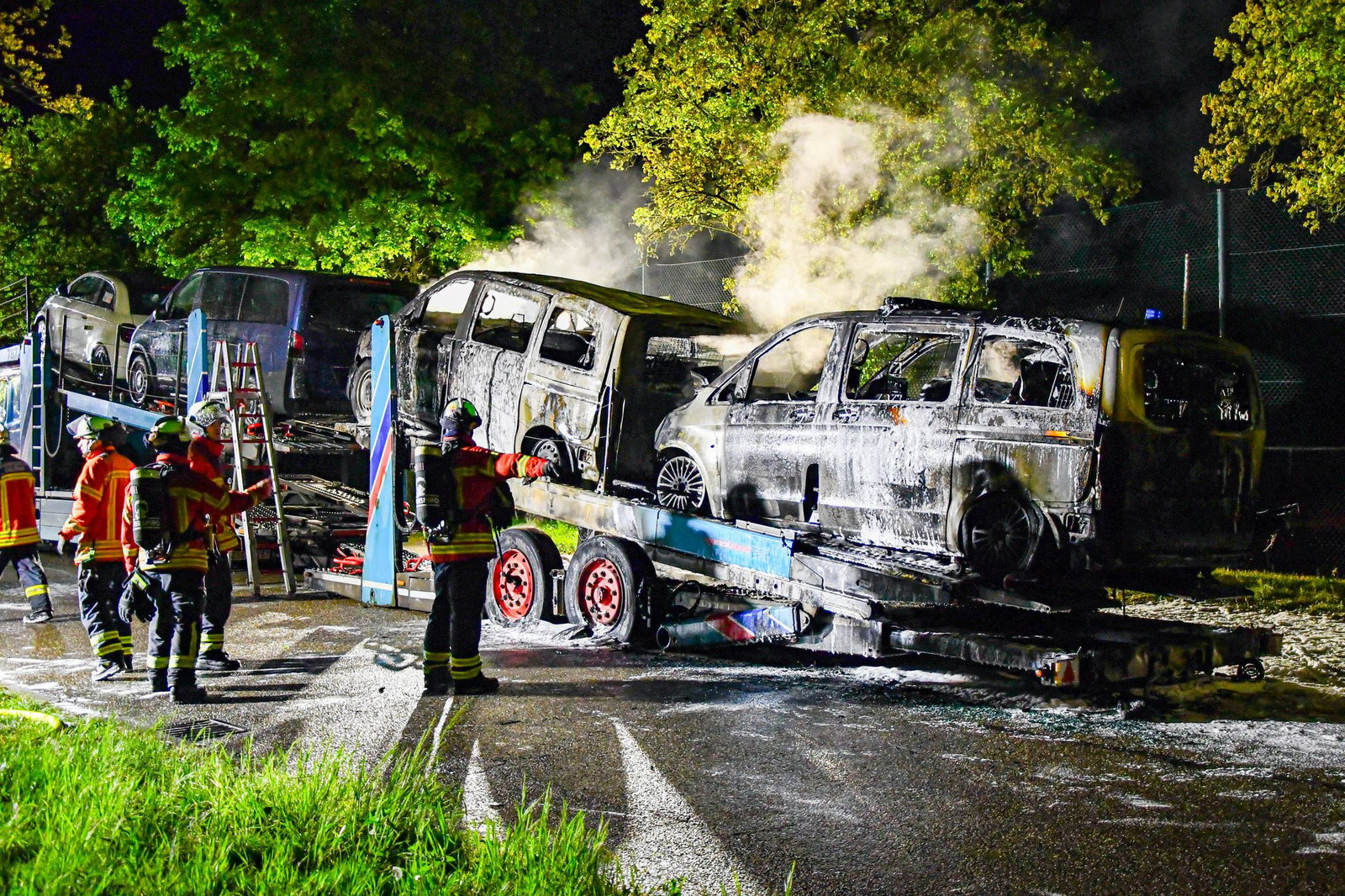 Die Feuerwehr konnte zwei Autos und das Zugfahrzeug retten.