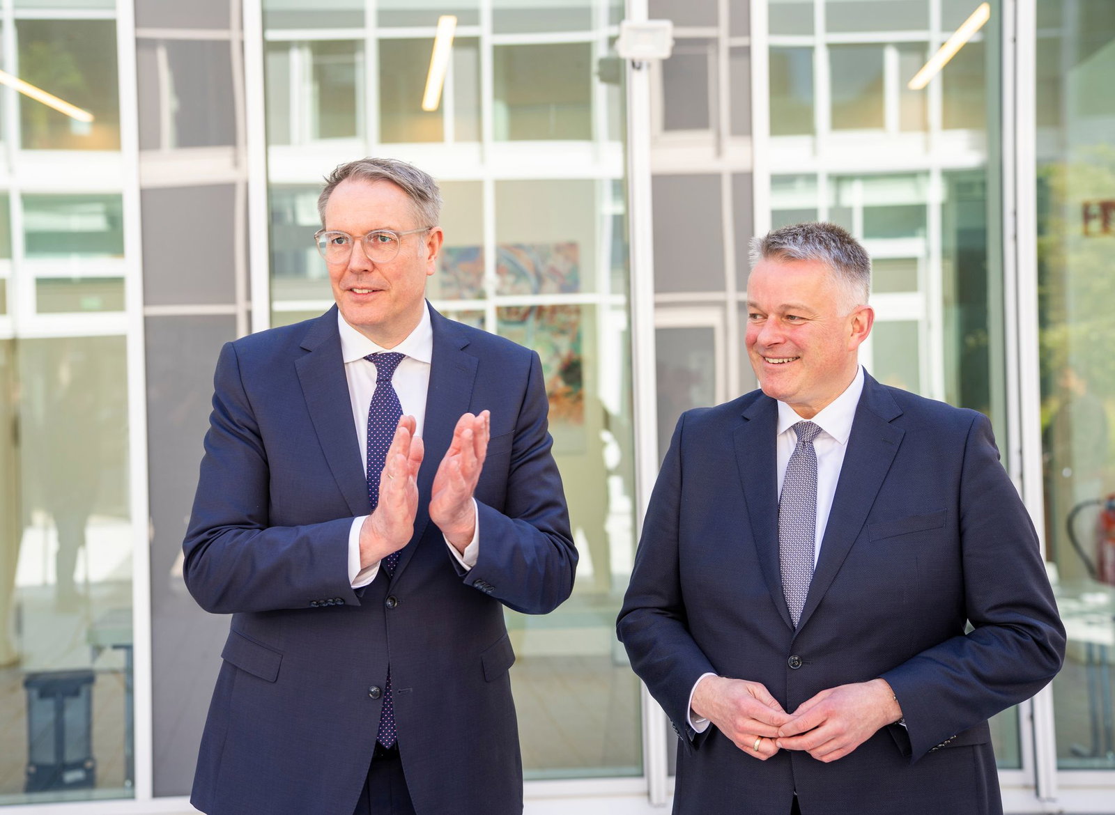 Der künftige rheinland-pfälzische Ministerpräsident Gordon Schnieder (CDU) und der amtierende, Alexander Schweitzer (SPD), fordern eine Reaktion der Mineralölkonzerne. 