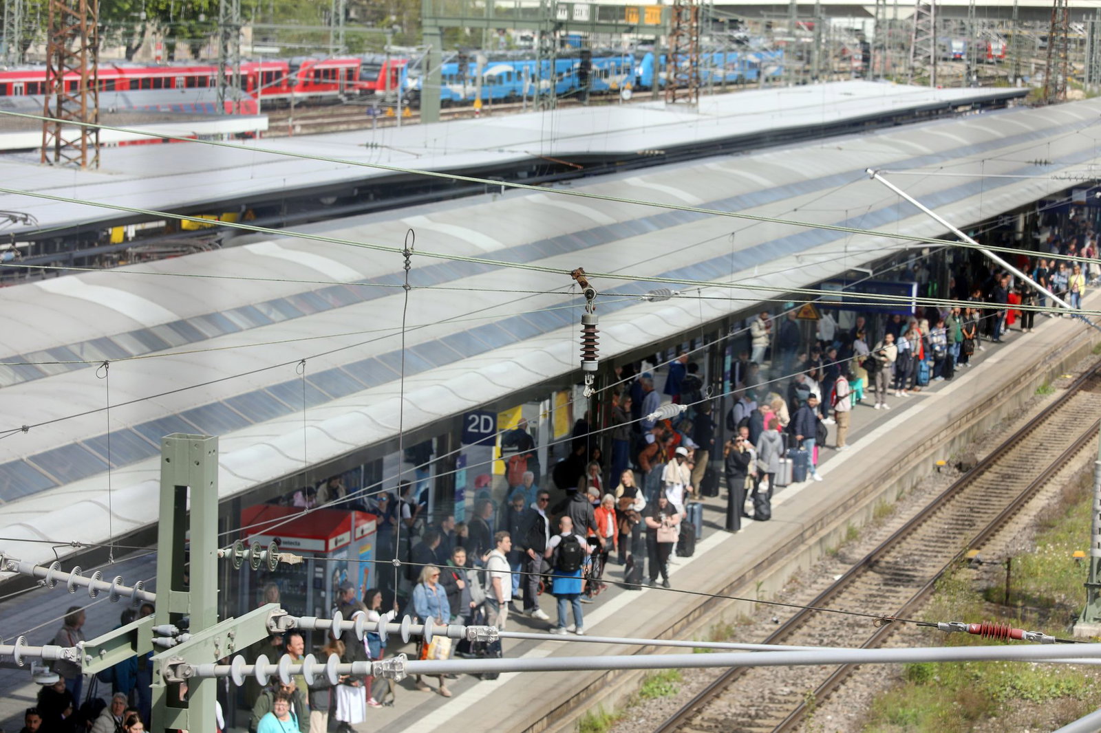 Reisende warten am Bahngleis in Ulm: Wegen einer Oberleitungsstörung fuhren an dem wichtigen Bahn-Knotenpunkt nur vereinzelt Züge. 