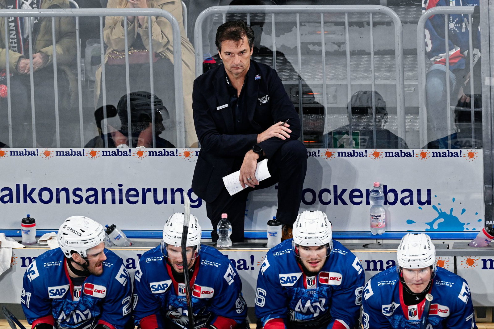 Die Adler Mannheim um Trainer Dallas Eakins verpassen die vorzeitige Halbfinal-Qualifikation. (Archivbild)