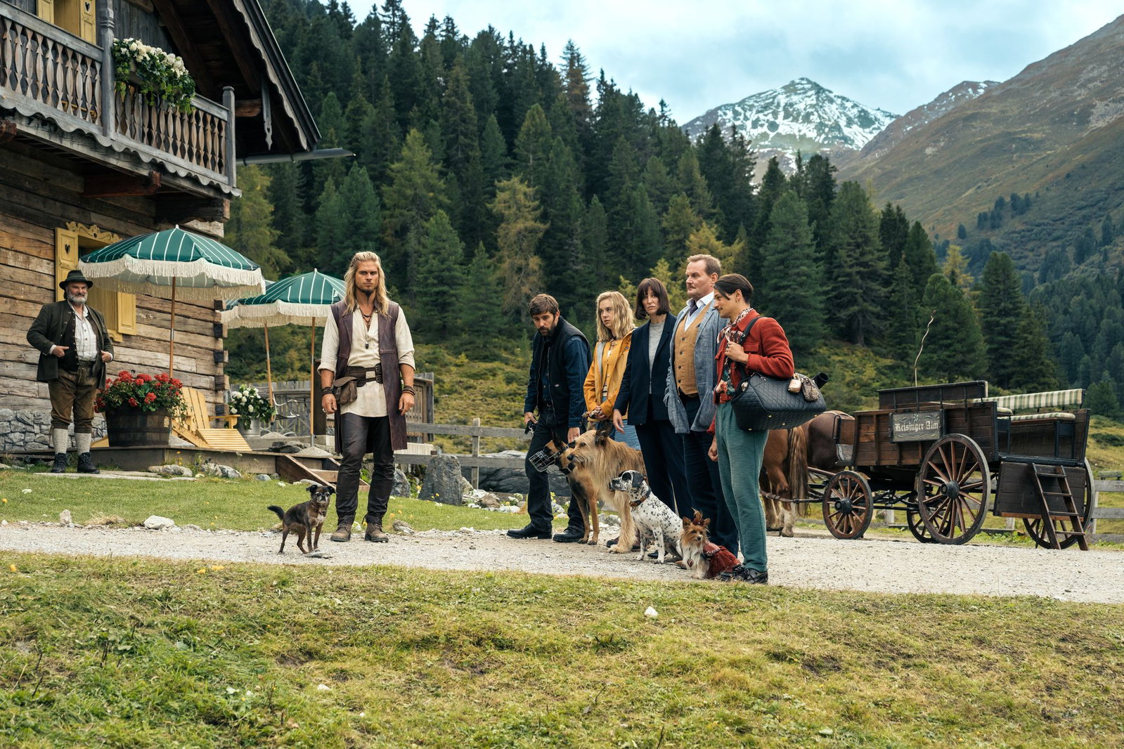 Rúrik Gíslason (v.l.n.r.), Kerim Waller, Anna Herrmann, Alexandra Maria Lara, Devid Striesow und Doga Gürer in einer Szene des Films «Eat Pray Bark – Therapie auf 4 Pfoten» (undatiert). Der Film ist seit 1. April auf Netflix zu sehen.