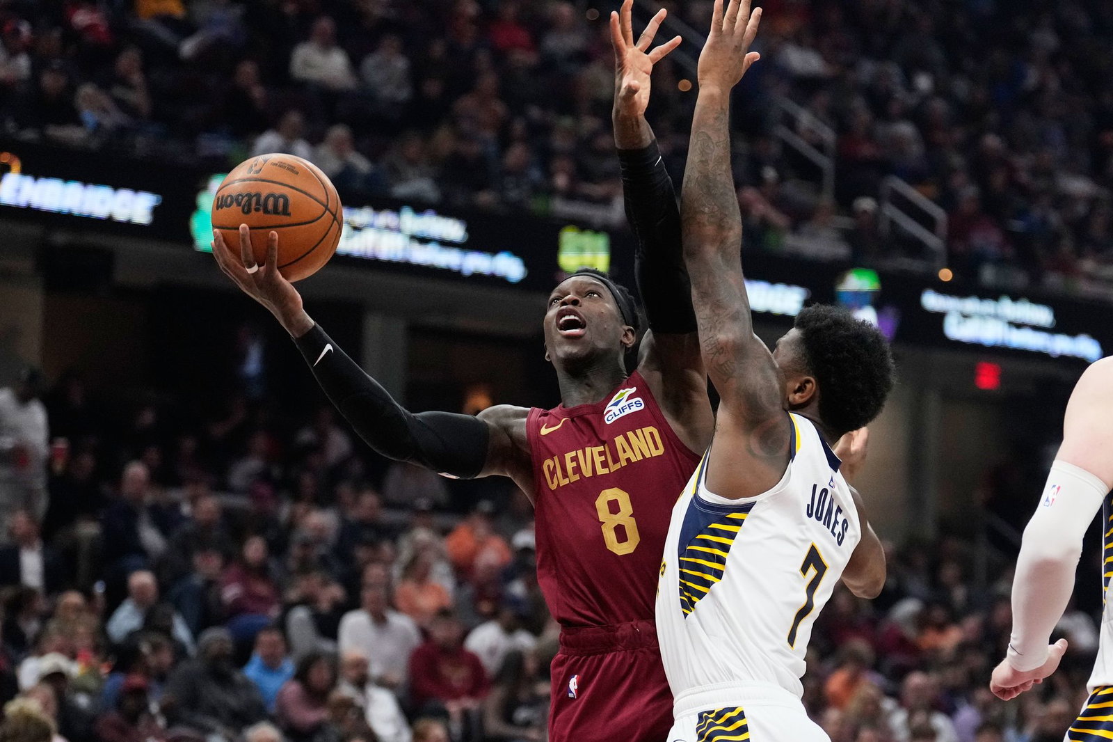 Dennis Schröder (l.) kam für Cleveland auf sechs Punkte.
