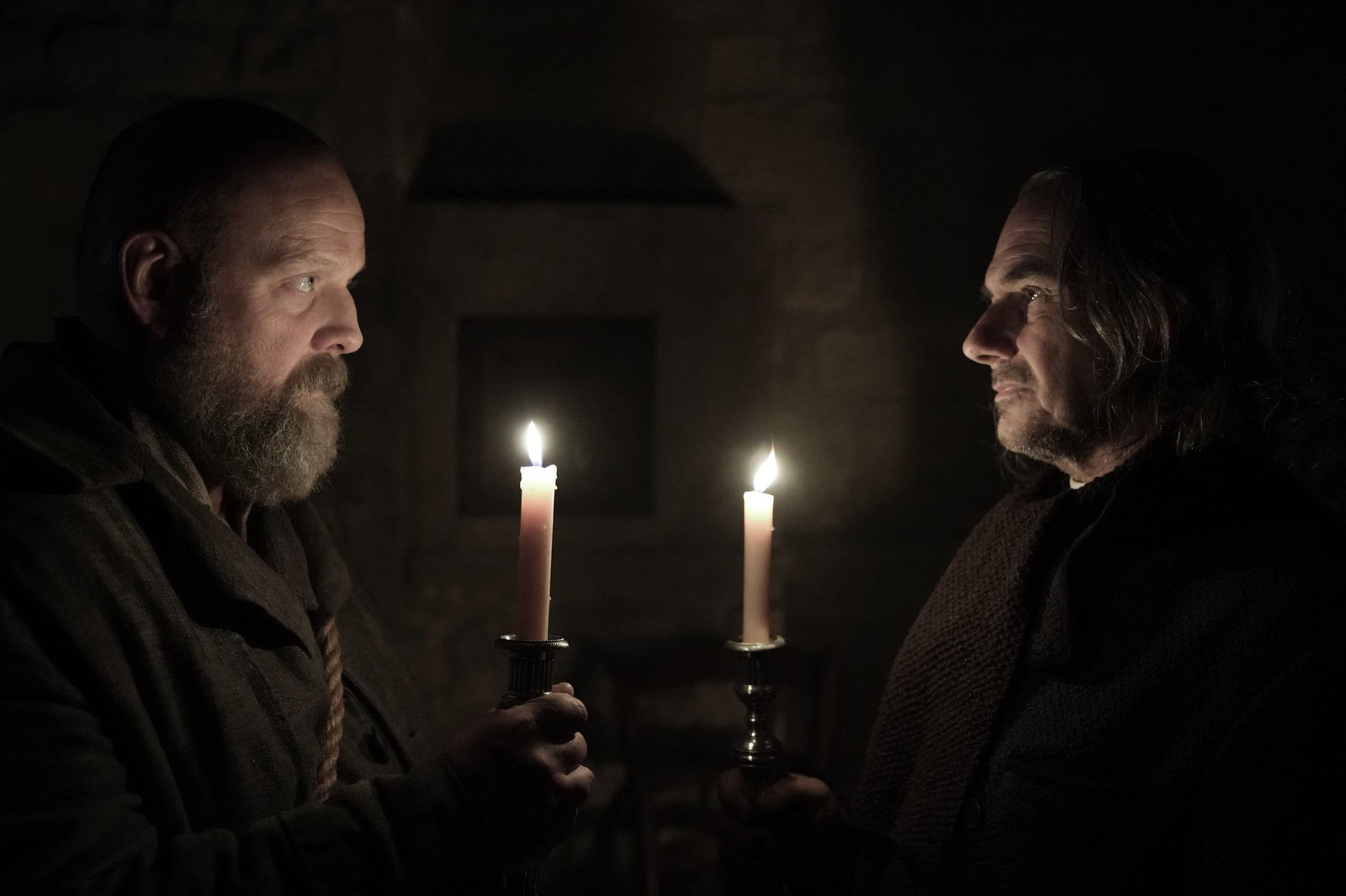 Myriel vergibt Valjean nicht nur, sondern schenkt ihm sogar das Diebesgut. 