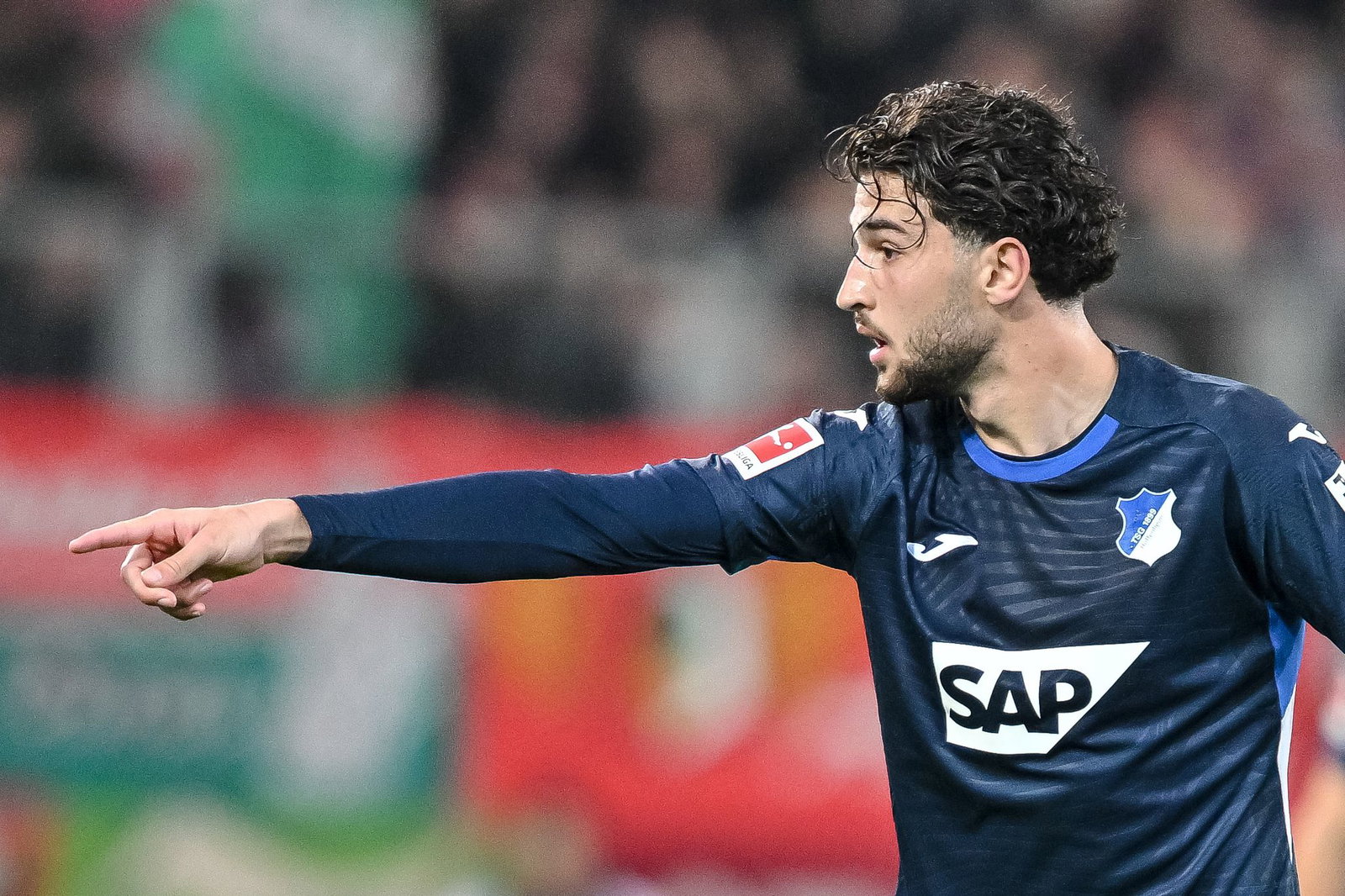 Mittelfeldspieler Leon Avdullahu bleibt langfristig bei der TSG Hoffenheim. (Archivbild)