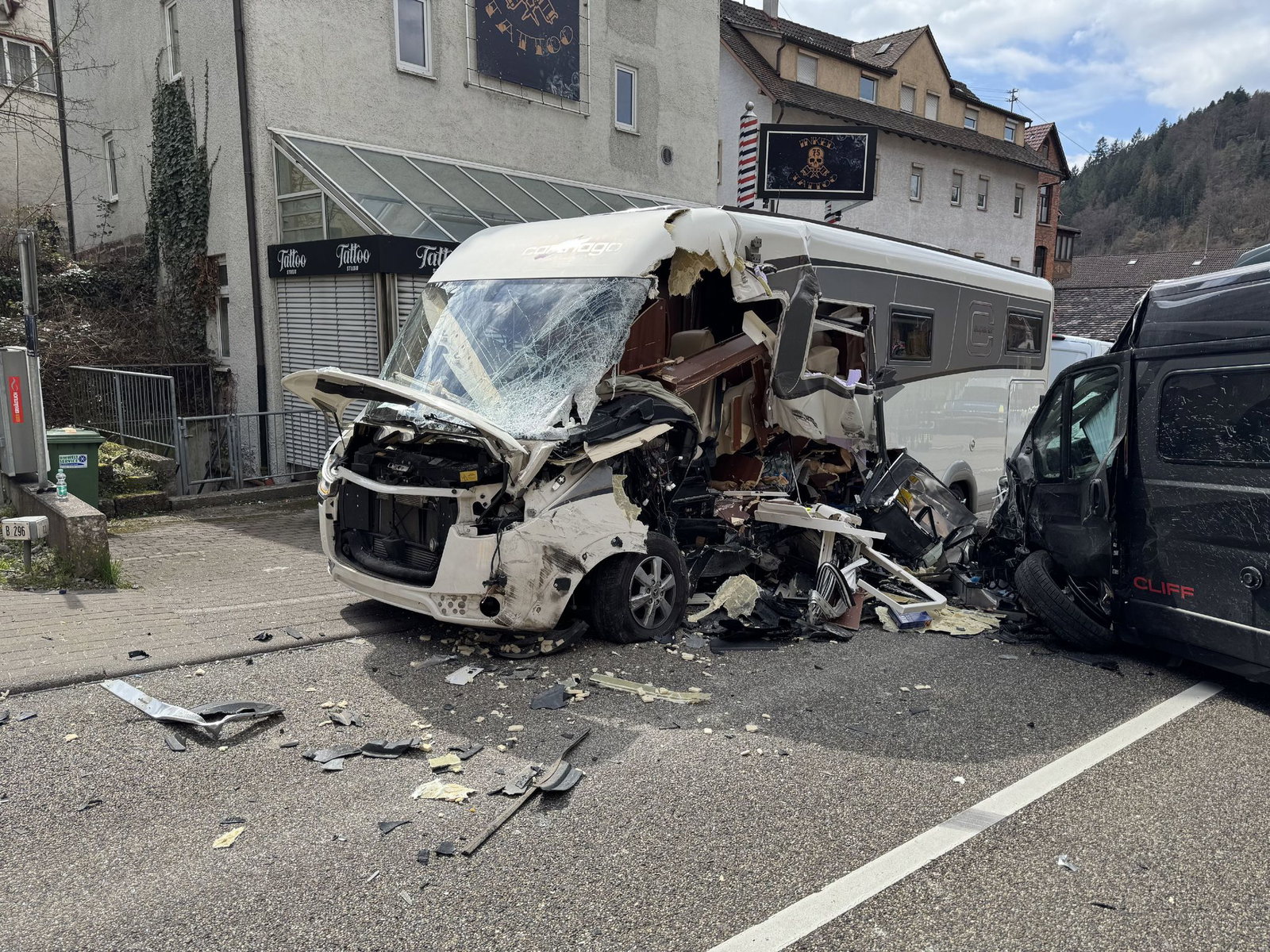 Totalschaden nach Crash zwischen Wohnmobil und Camper.