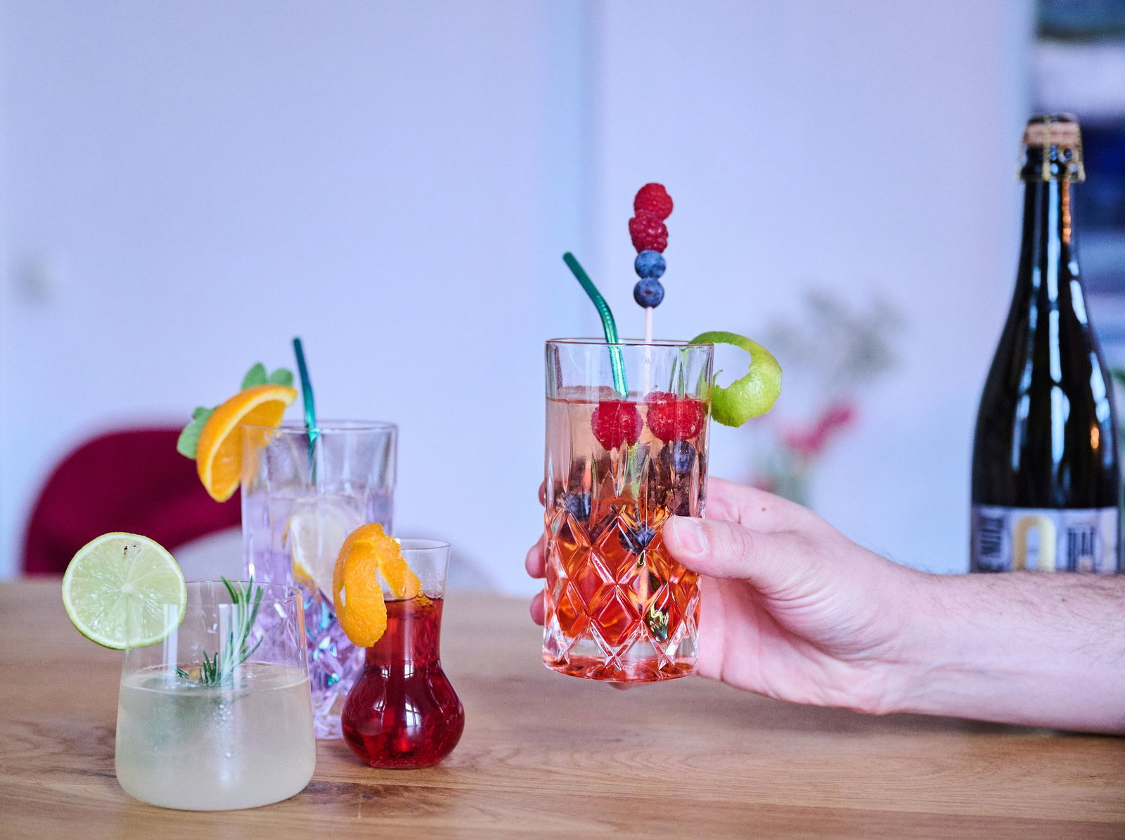 Weinhaltige Mixgetränke und alkoholfreie Weine sind bei vielen jungen Menschen beliebt. (Symbolbild) 