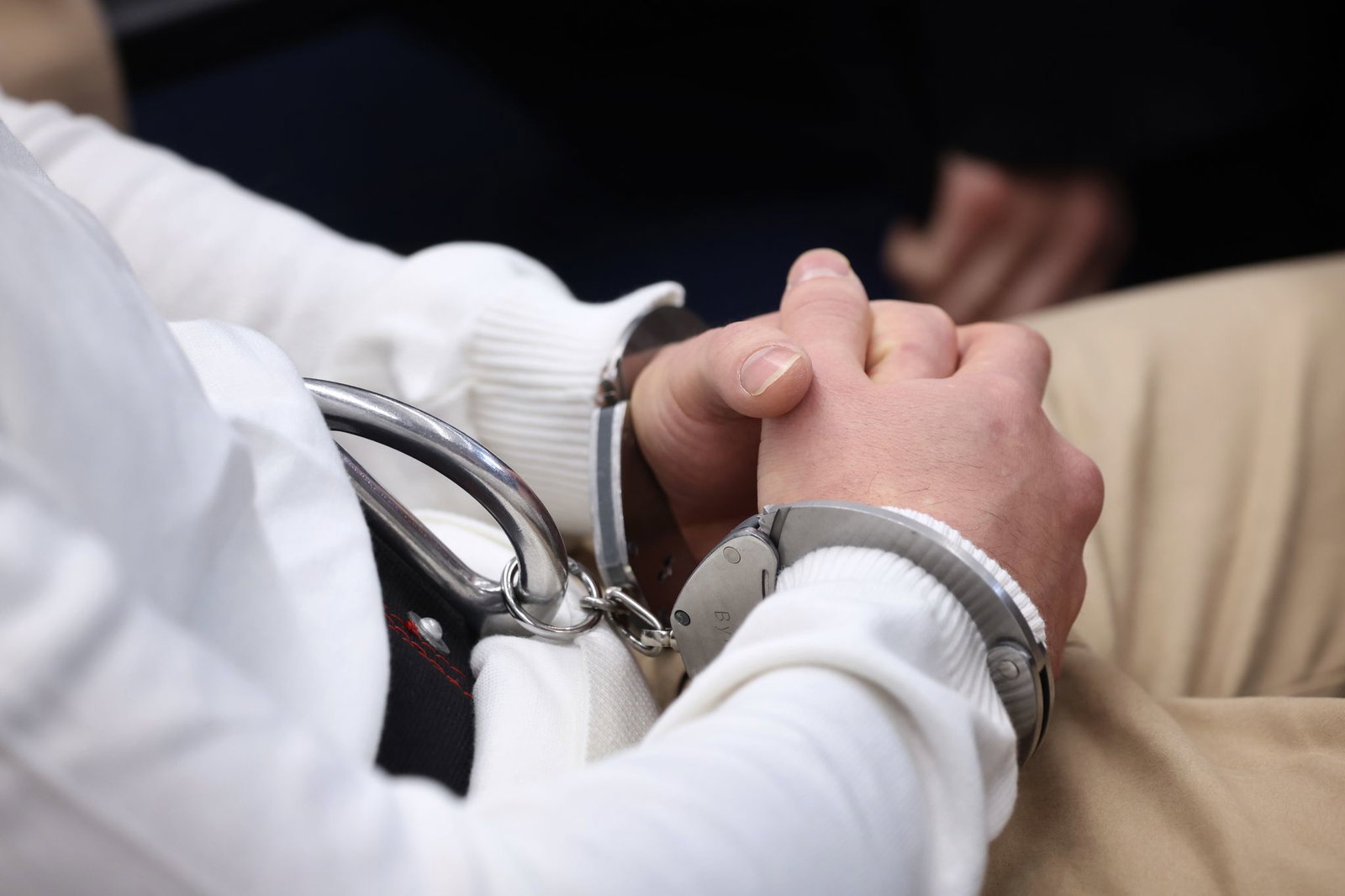 Der Angeklagte wurde gefesselt in den Gerichtssaal gebracht. (Archivbild)