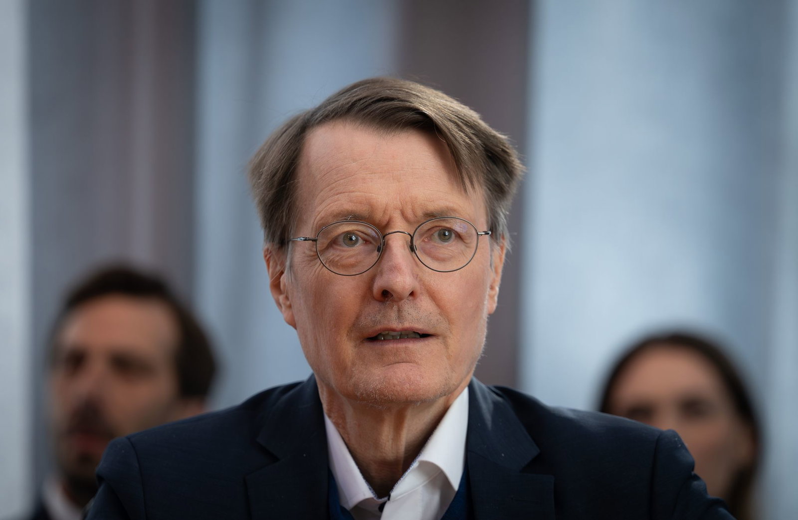 Der frühere Bundesgesundheitsminister Karl Lauterbach (63, SPD) hat keine Zeit fürs Fitnessstudio und hält sich daher mit Liegestützen und Kniebeugen fit. (Archivbild)