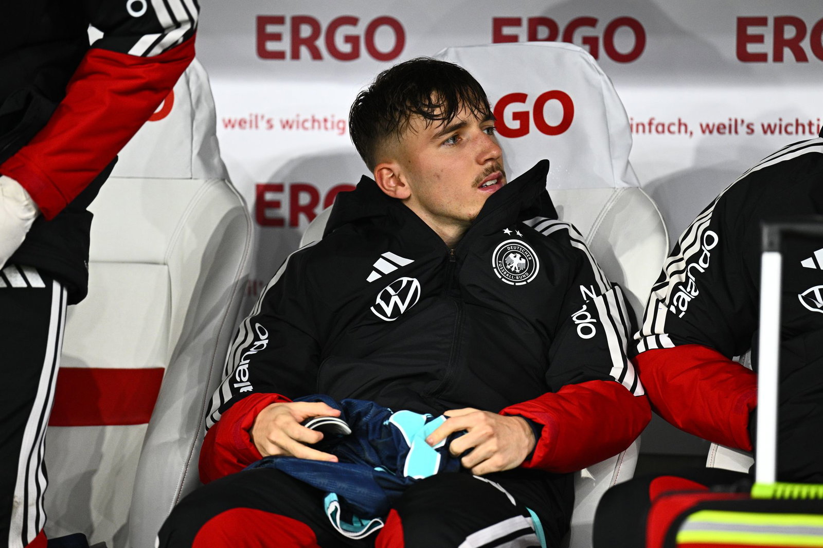 Lennart Karl sitzt bei der Nationalmannschaft auf der Ersatzbank. 