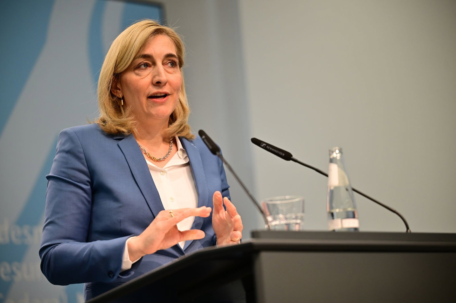 Gesundheitsministerin Nina Warken kündigt zahlreiche Einschnitte an. 