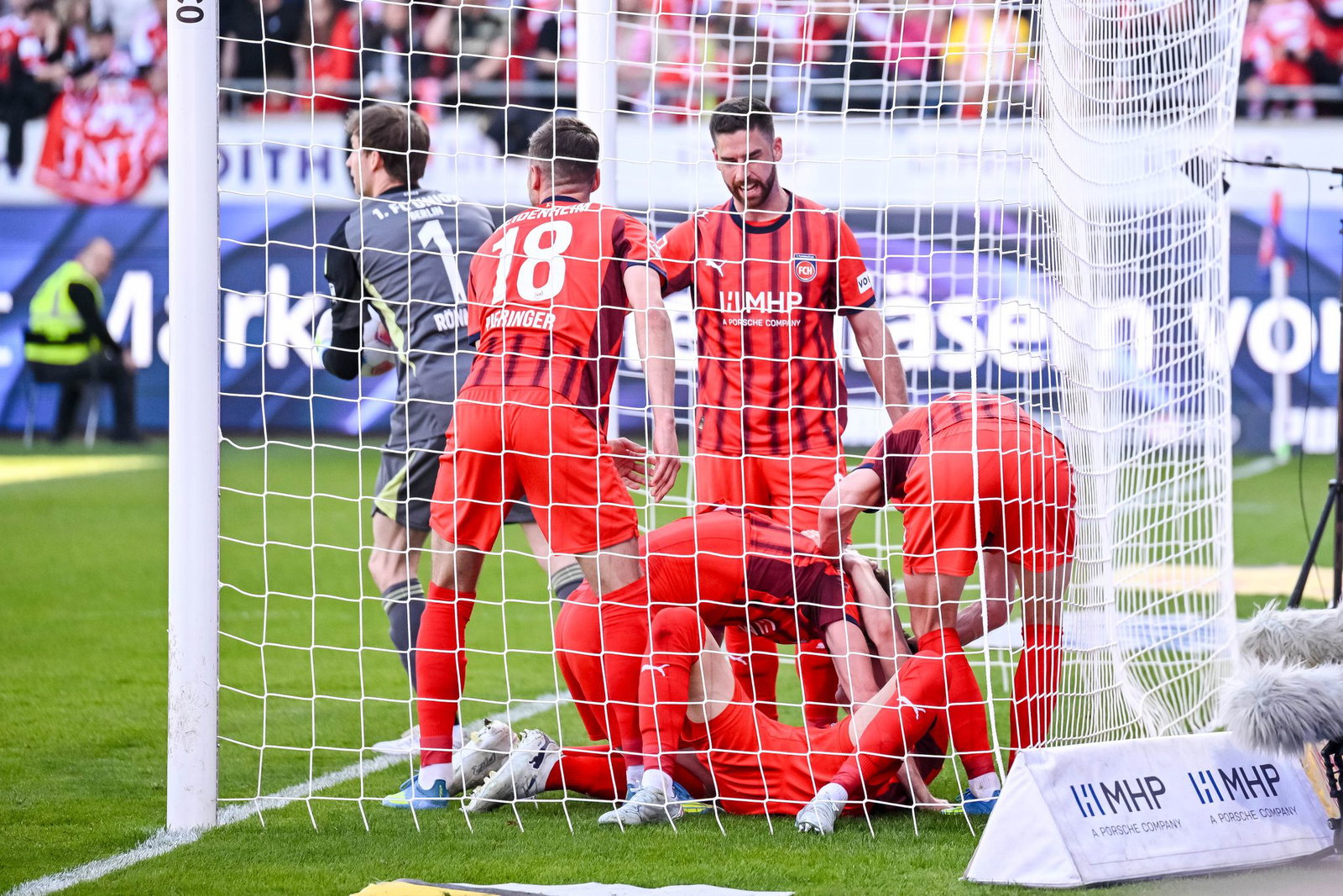 Jubel in Rot: Heidenheim kann doch noch siegen