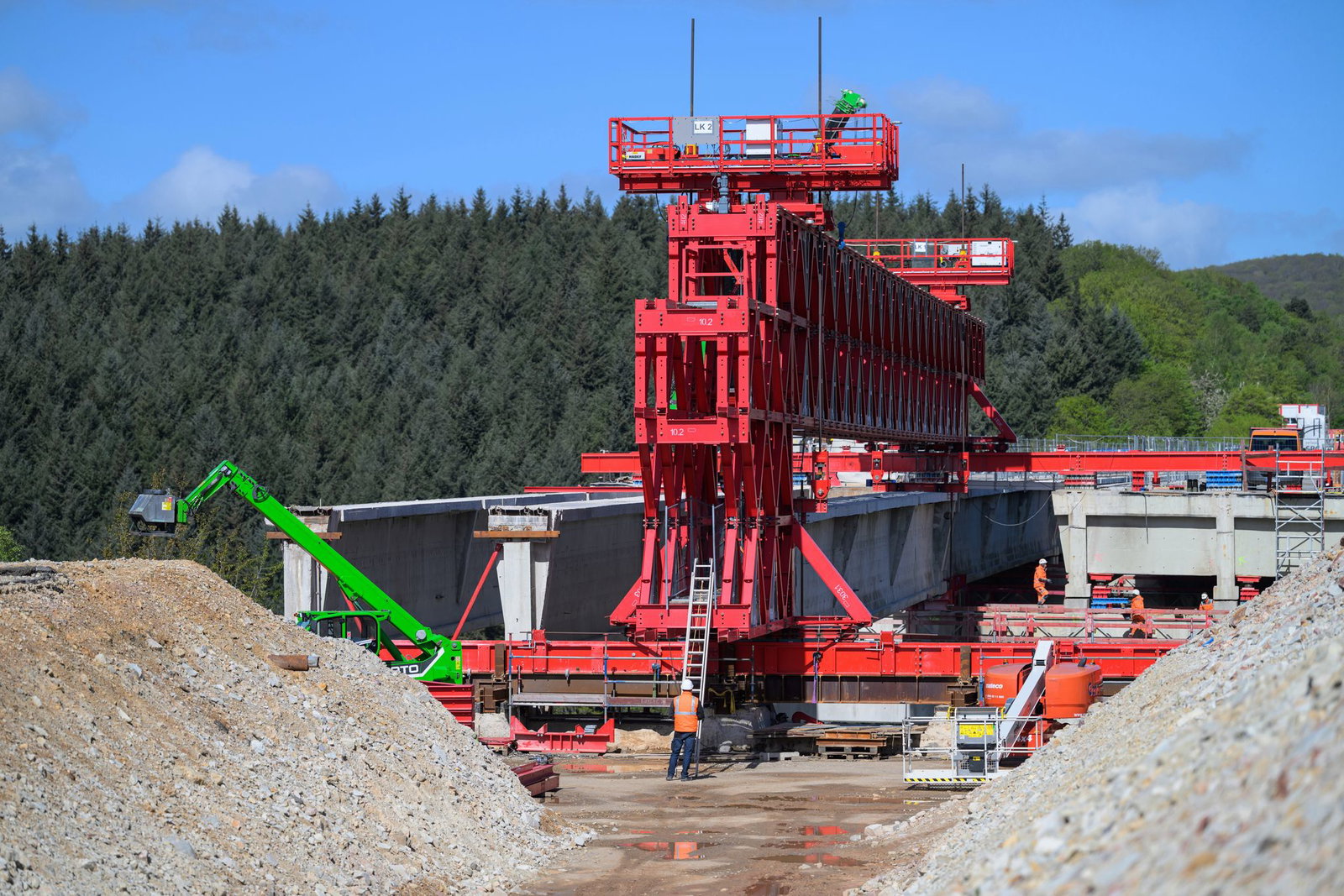 Bei den Abbrucharbeiten kommt ein Demontagegerät zum Einsatz.