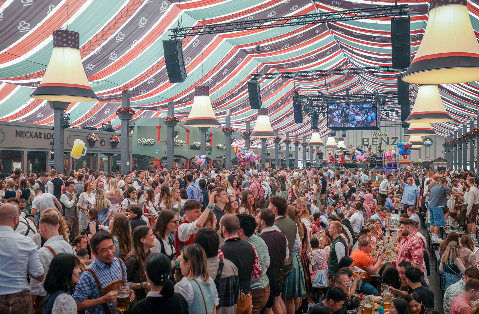 Mit dem 86. Frühlingsfest auf dem Cannstatter Wasen ist Stuttgart traditionell in die Festsaison gestartet.
