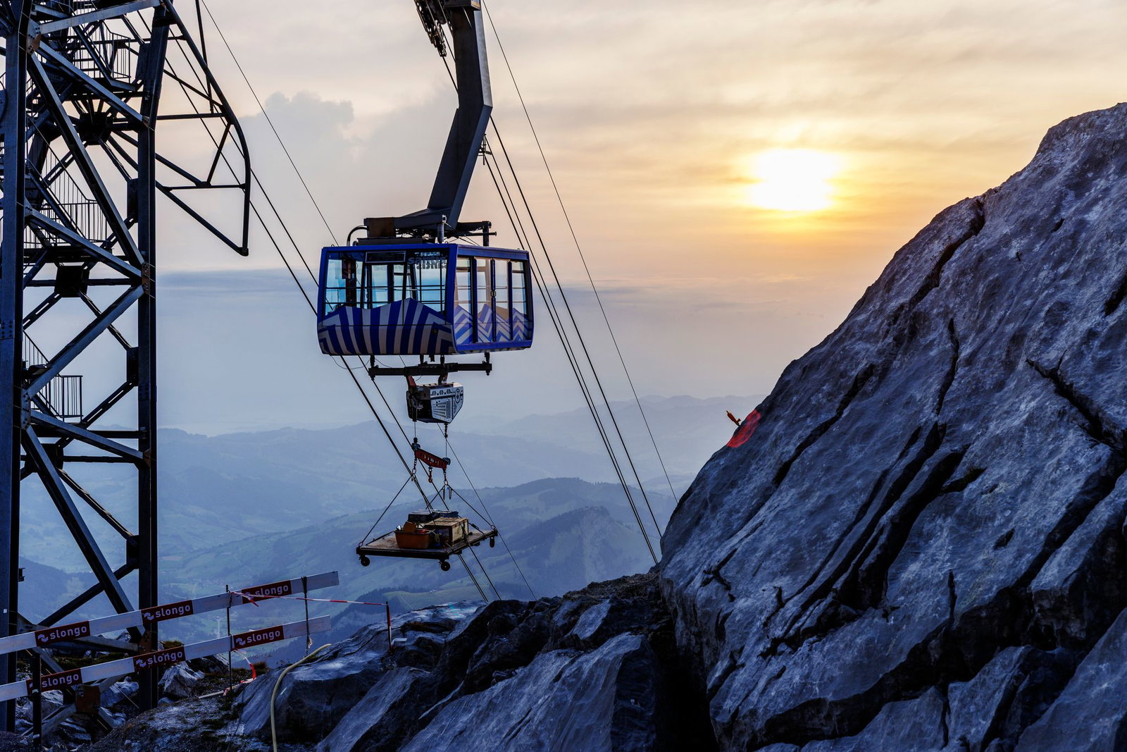 Material wird für die neue Schwebebahn Säntis in die Höhe gebracht. (Archivbild)